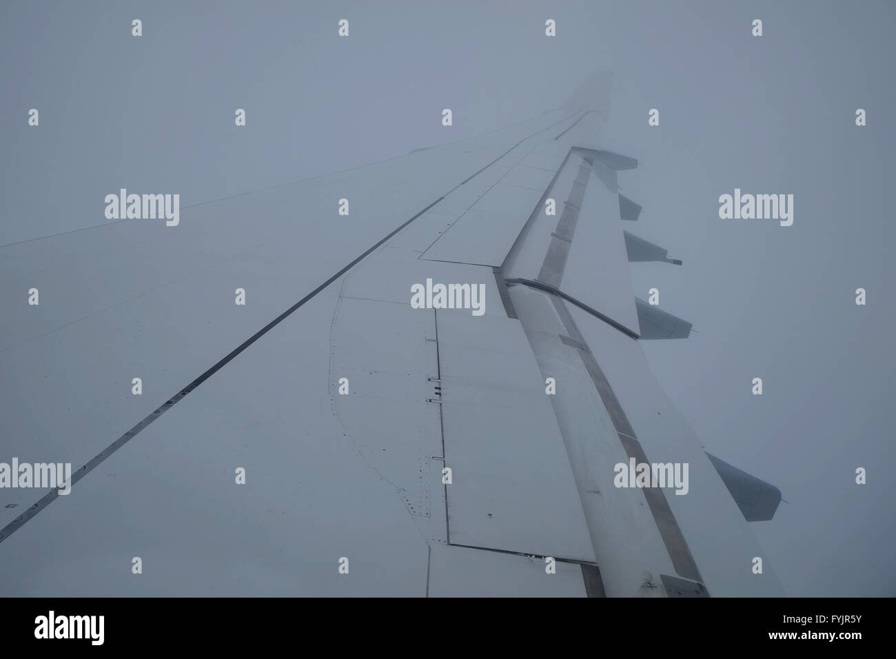 Ala di aeromobile nella nebbia Foto Stock