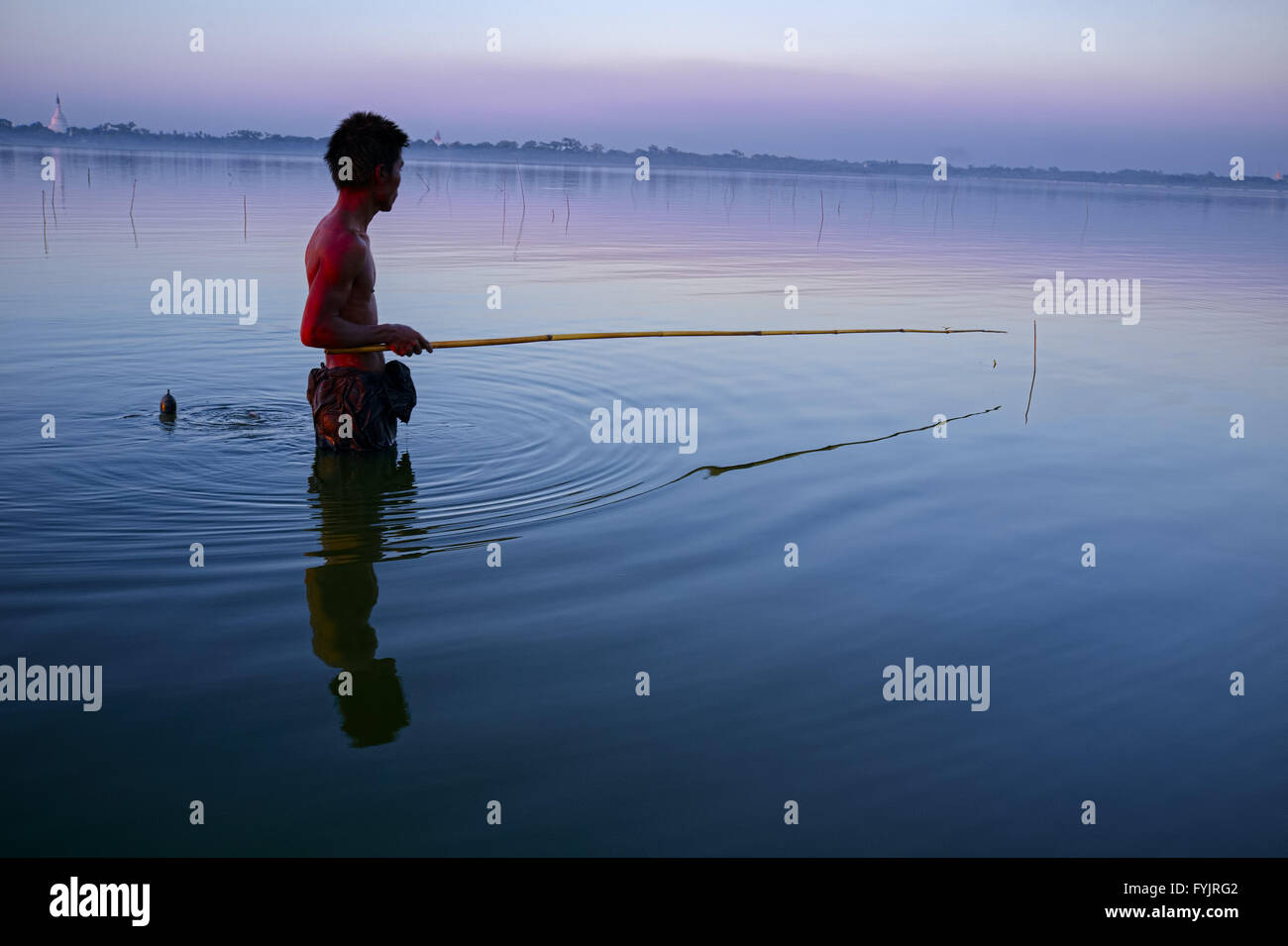 Fisher nel lago Taungthaman vicino Amarapura, Myanmar Foto Stock