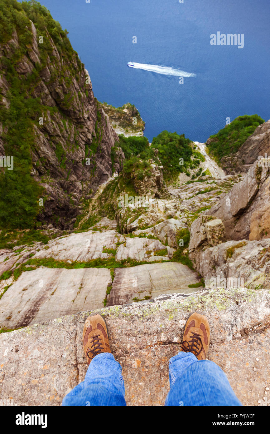 Uomo in piedi sulla scogliera Prekestolen nel fiordo Lysefjord - Norvegia Foto Stock
