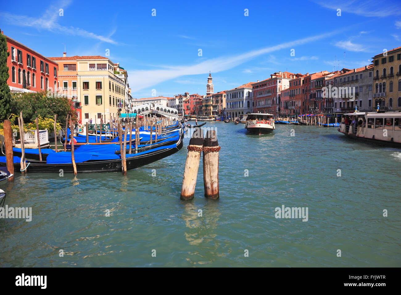 Il vaporetto è trasportato da migliaia di turisti felici Foto Stock
