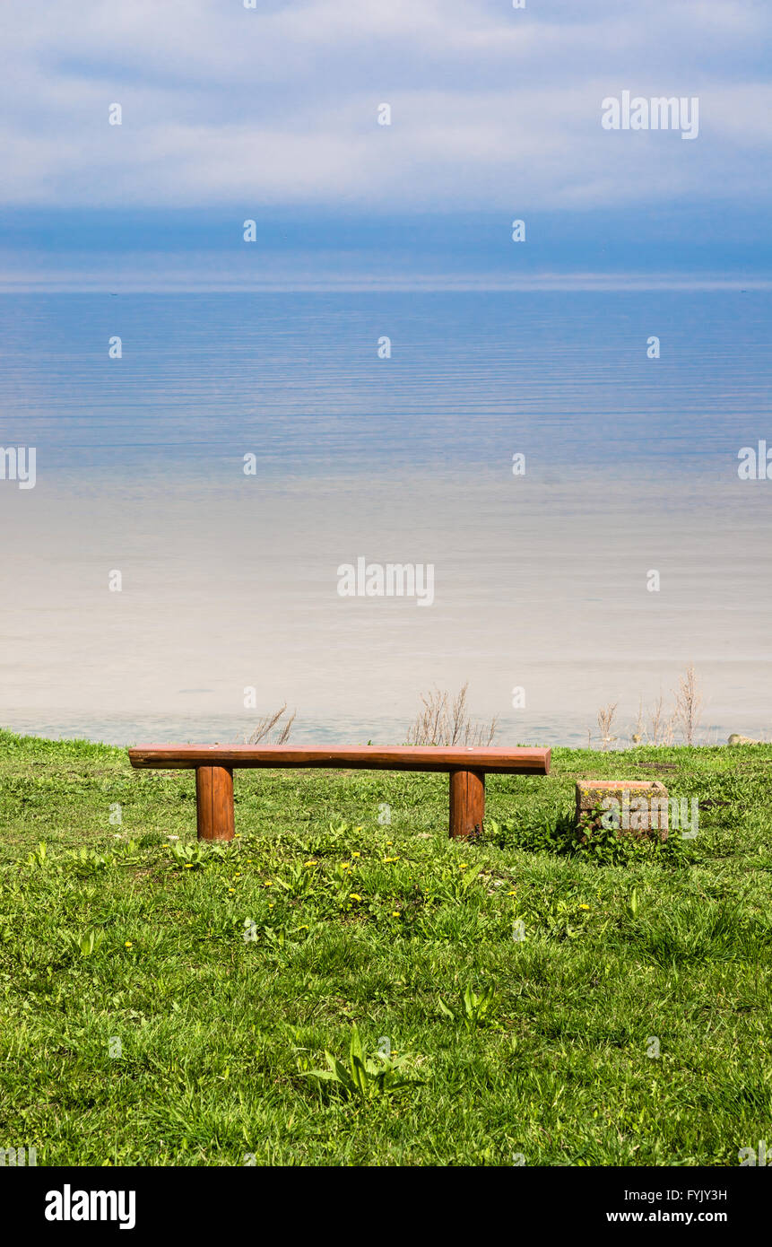 Paesaggio con il banco per la meditazione sul Seacoast Foto Stock