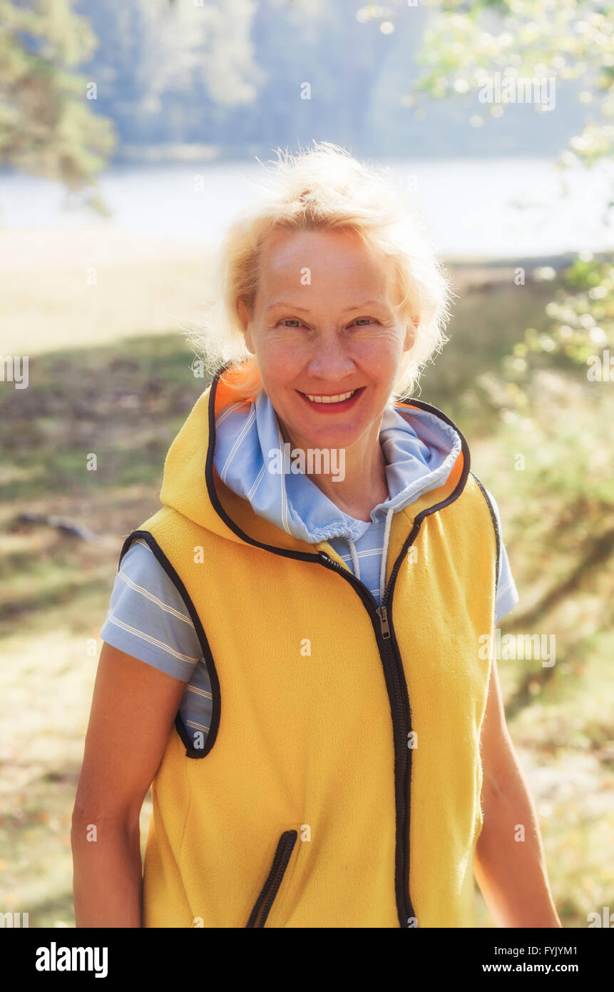 Ritratto di una donna di mezza età in un parco in una giornata di sole Foto Stock