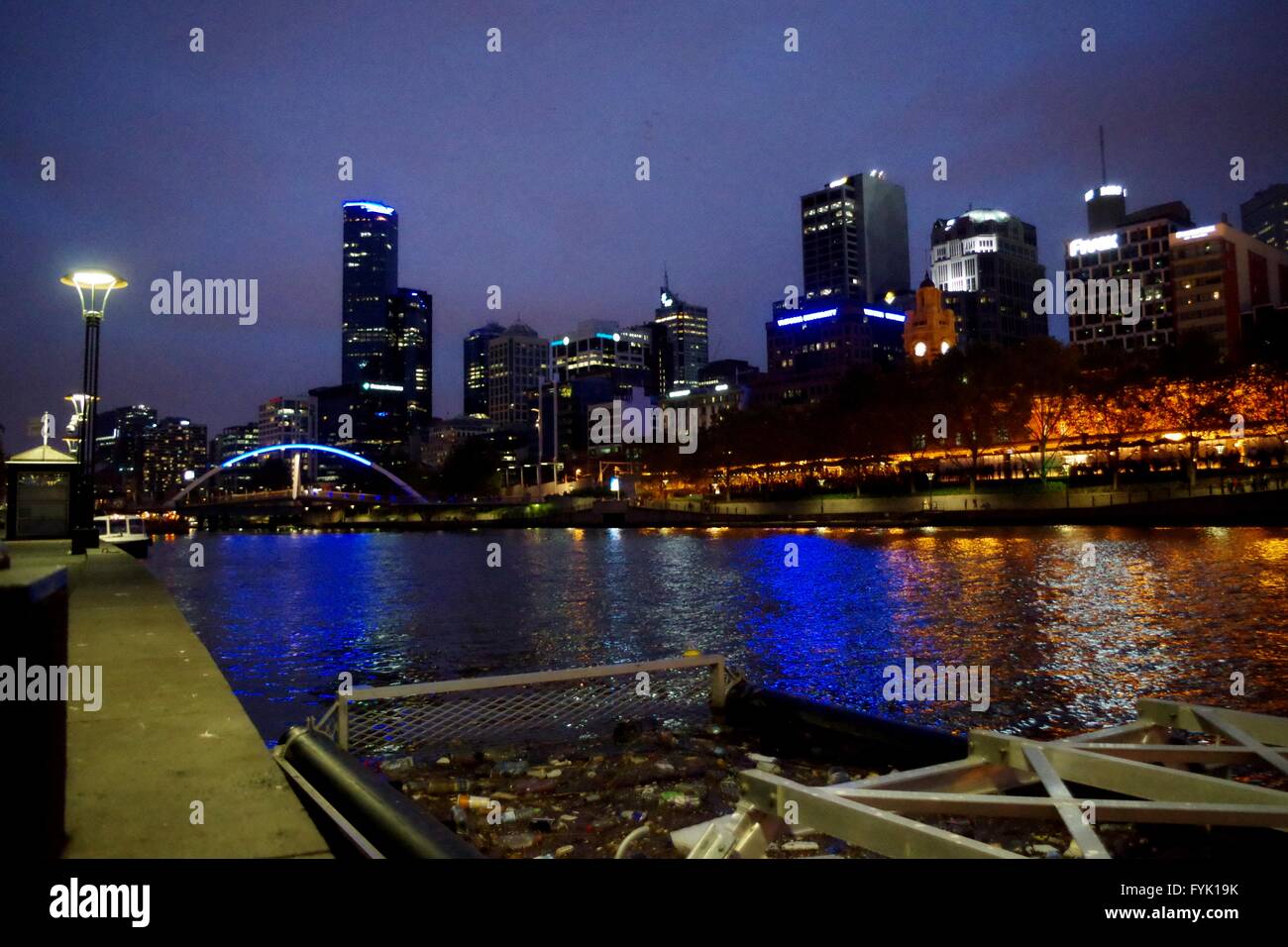 Night Shot in Melbourne CBD con il fiume Yarra Foto Stock