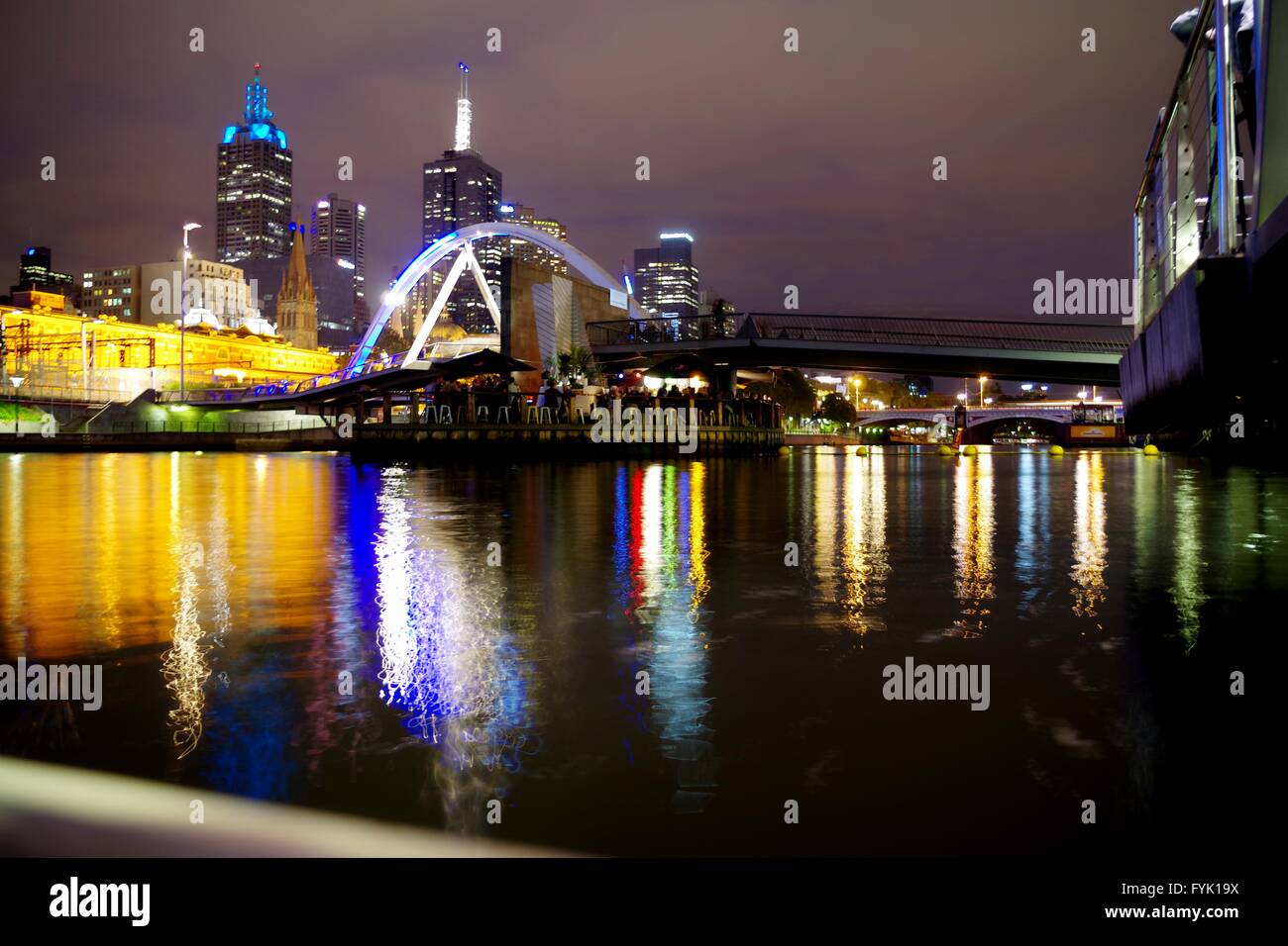 Night Shot in Melbourne CBD con il fiume Yarra Foto Stock