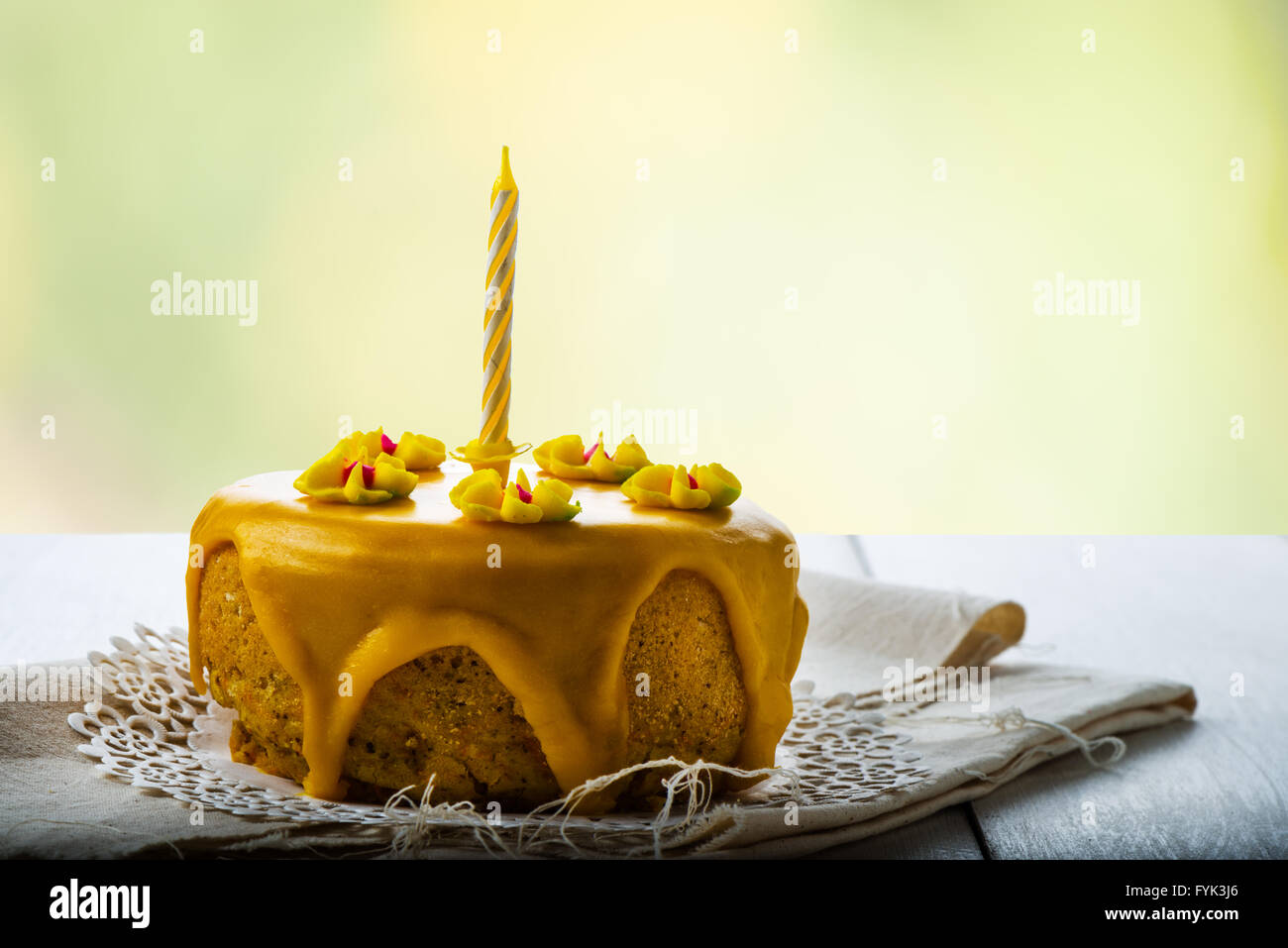 Torta di compleanno con decorazioni. Torta natalizia con frutta e  iscrizione in ucraino Happy Birthday! Foto stock - Alamy