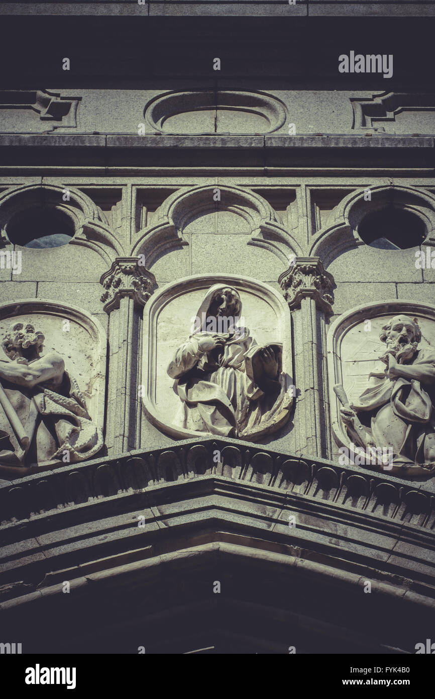 Toledo imperial city. sculture sulla facciata della Cattedrale Foto Stock