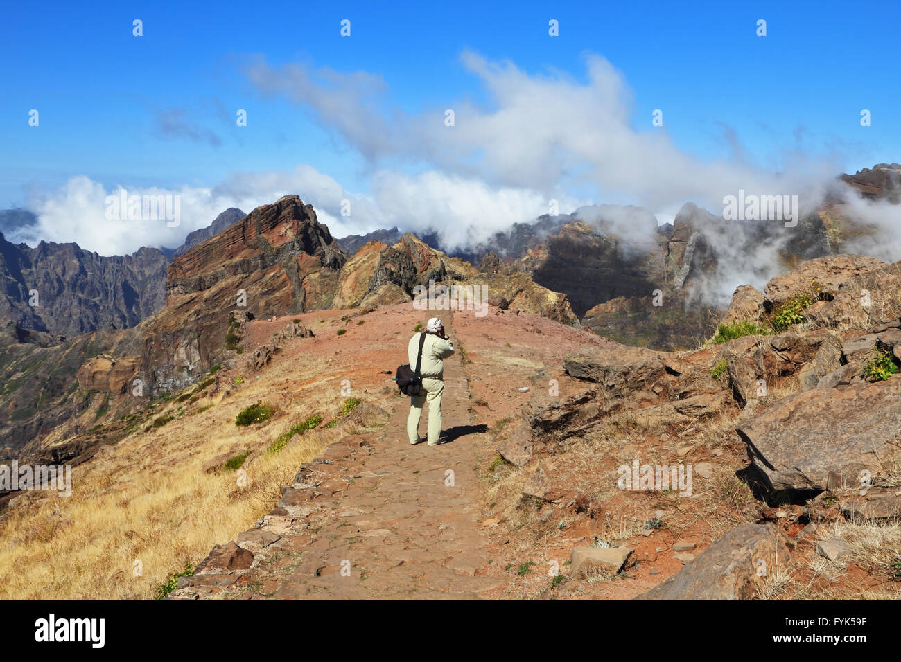 Il turista fotografie un grandioso panorama di montagne Foto Stock