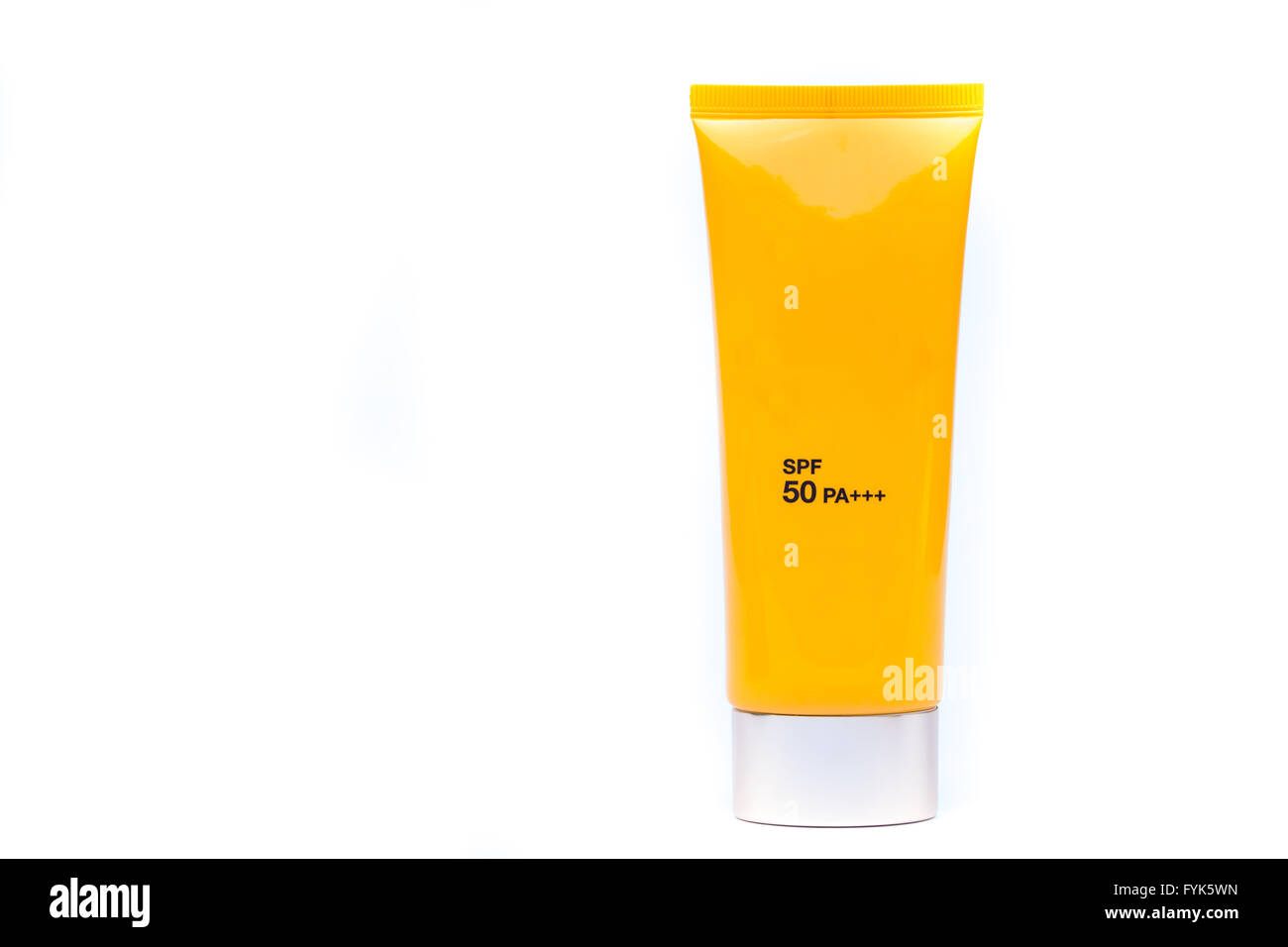 Contenitore di tubo di crema solare su sfondo bianco Foto Stock