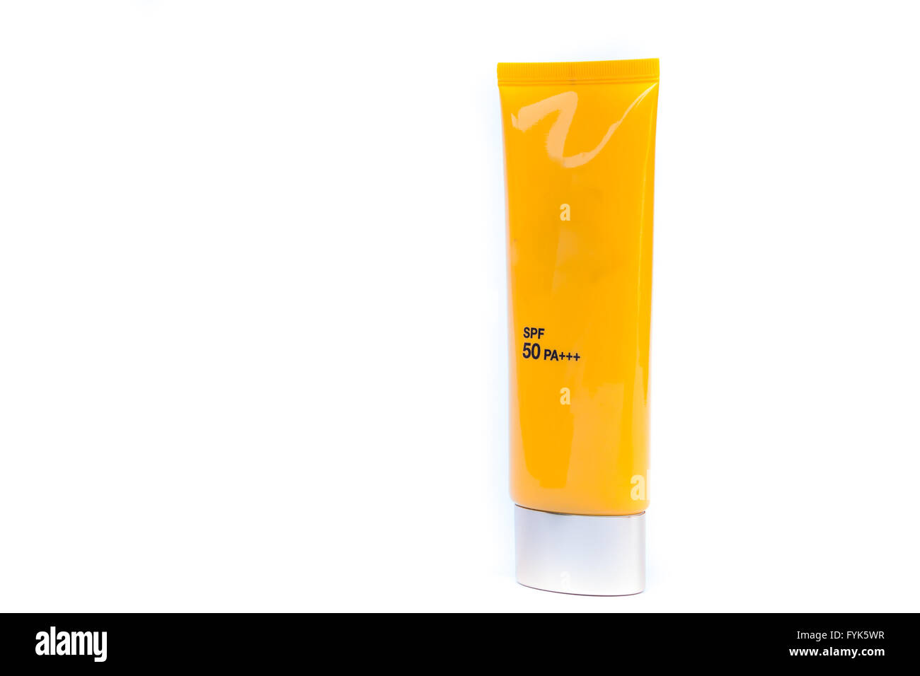 Contenitore di tubo di crema solare su sfondo bianco Foto Stock