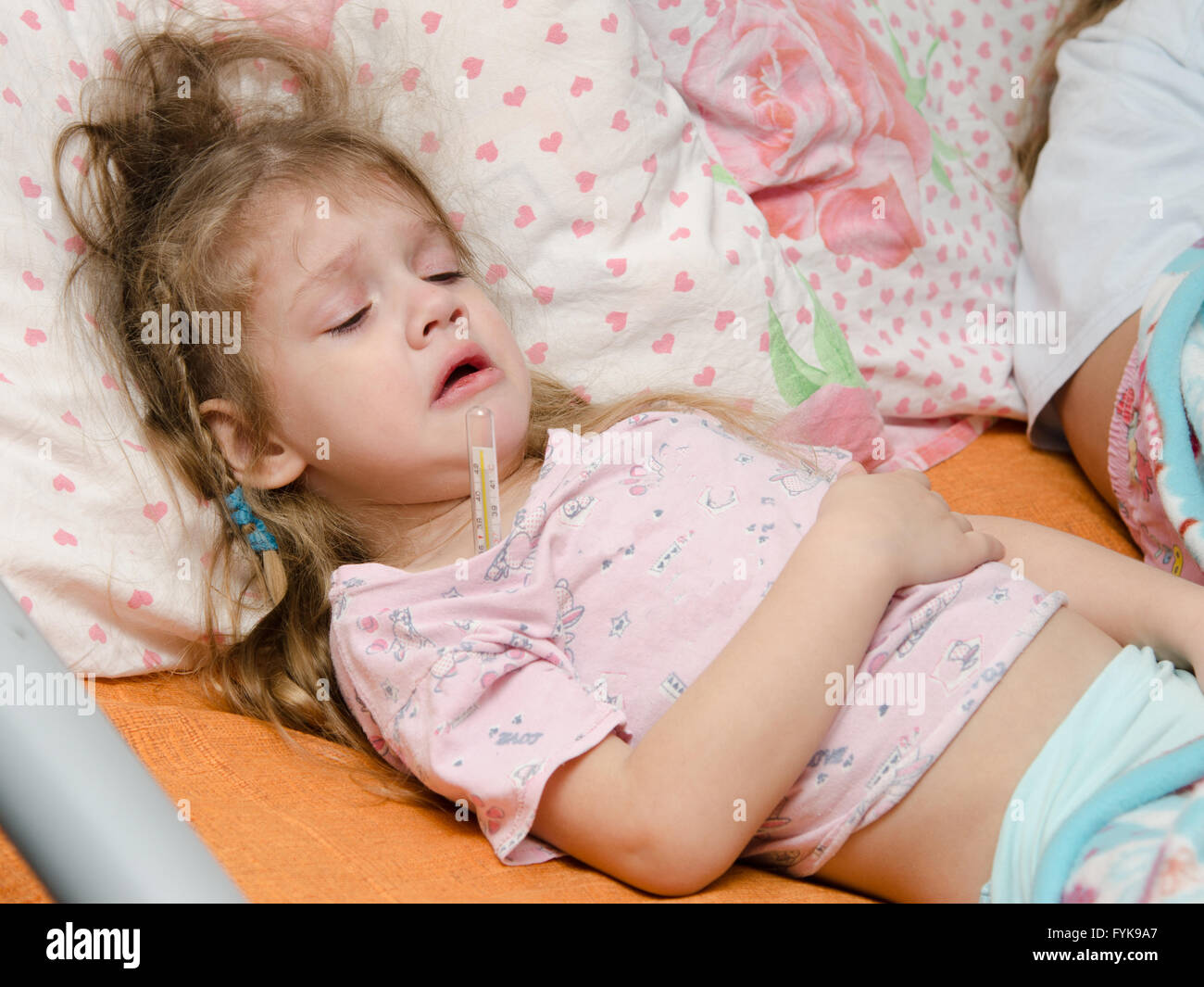 Malata bambina di tre anni che soffre di alta temperatura Foto Stock