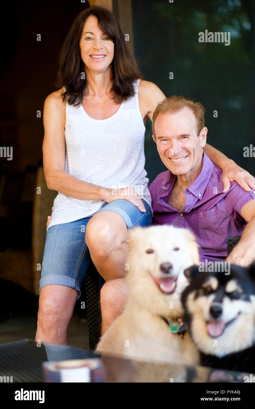 Senior l uomo e la donna ritratti con i loro 2 cani Foto Stock