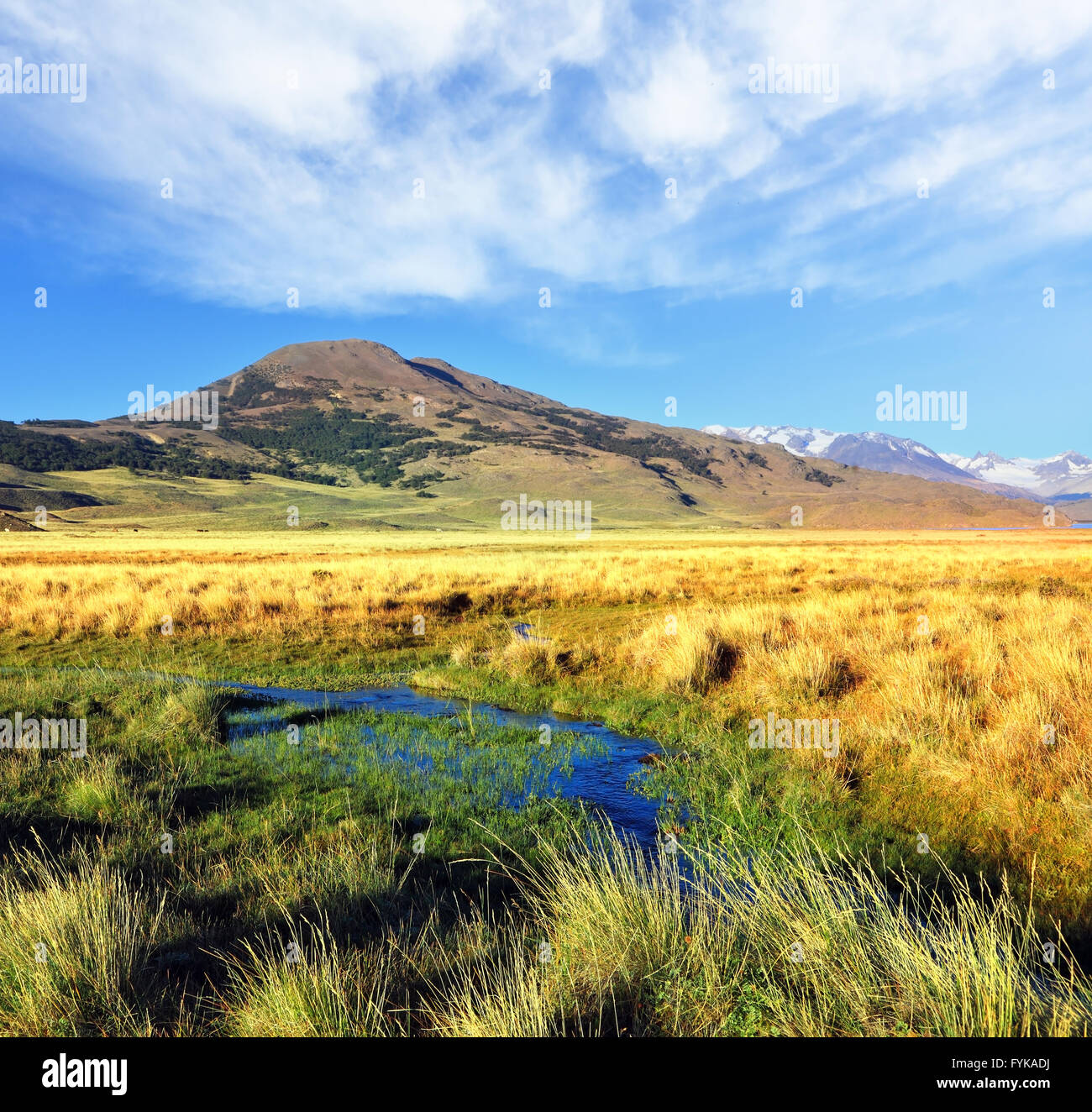 Valle circondata da montagne in distanza Foto Stock