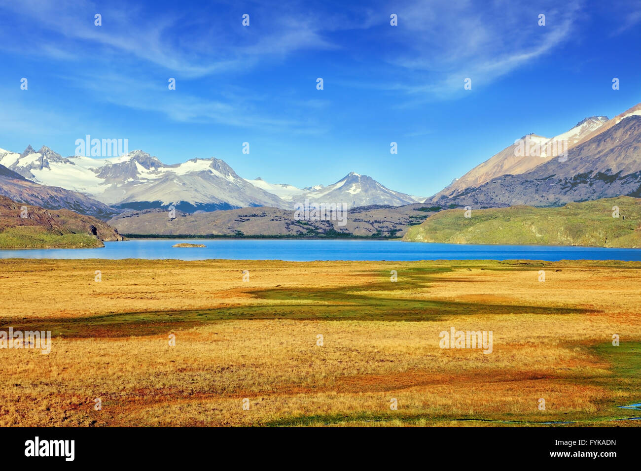 Il lago blu nella valle circondata da montagne innevate. Foto Stock