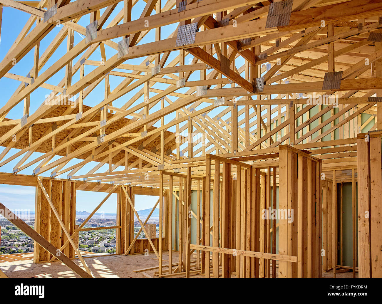 Nuova casa in collina a parete e framing forbici capriata dettaglio Foto Stock