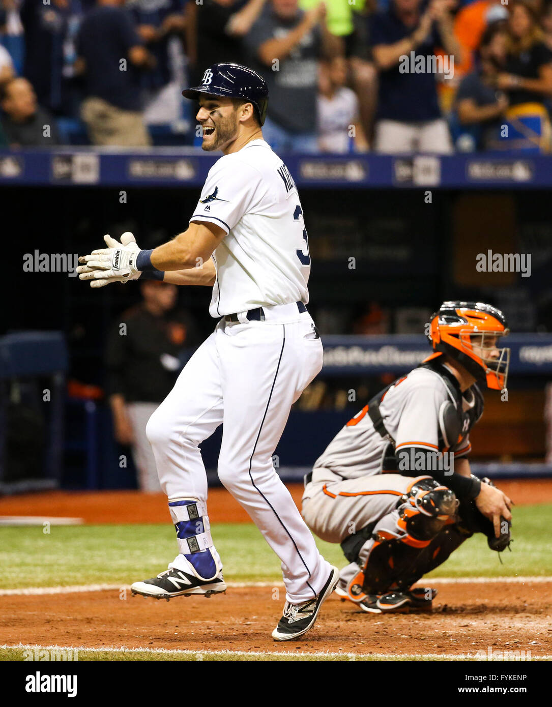 San Pietroburgo, Florida, Stati Uniti d'America. 26 apr, 2016. Sarà VRAGOVIC | Orari.Tampa Bay Rays center fielder Kevin Kiermaier (39) attraversa la piastra dopo due run home run nella sesta inning di gioco tra il Tampa Bay Rays e la Baltimore Orioles nel campo Tropicana a San Pietroburgo, Fla. martedì 26 aprile, 2016. © sarà Vragovic/Tampa Bay volte/ZUMA filo/Alamy Live News Foto Stock