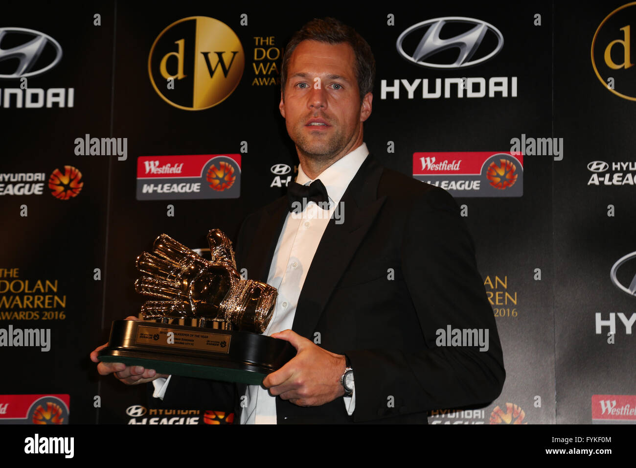 Sydney, Australia. Il 26 aprile 2016. Thomas Sorensen della città di Melbourne pone con la Hyundai un campionato il Portiere del premio di anno. La Federazione calcistica Australia (FFA) Dolan Warren Awards 2016 per uomini e per donne di gioco del calcio (calcio) sono stati annunciati al Carriageworks. Il "Dolan Warren Awards 2016", celebrerà il Julie Dolan medaglia e Johnny Warren Medal per i migliori giocatori del Westfield W-League e Hyundai un campionato rispettivamente. Credito: Richard Milnes/Alamy Live News Foto Stock