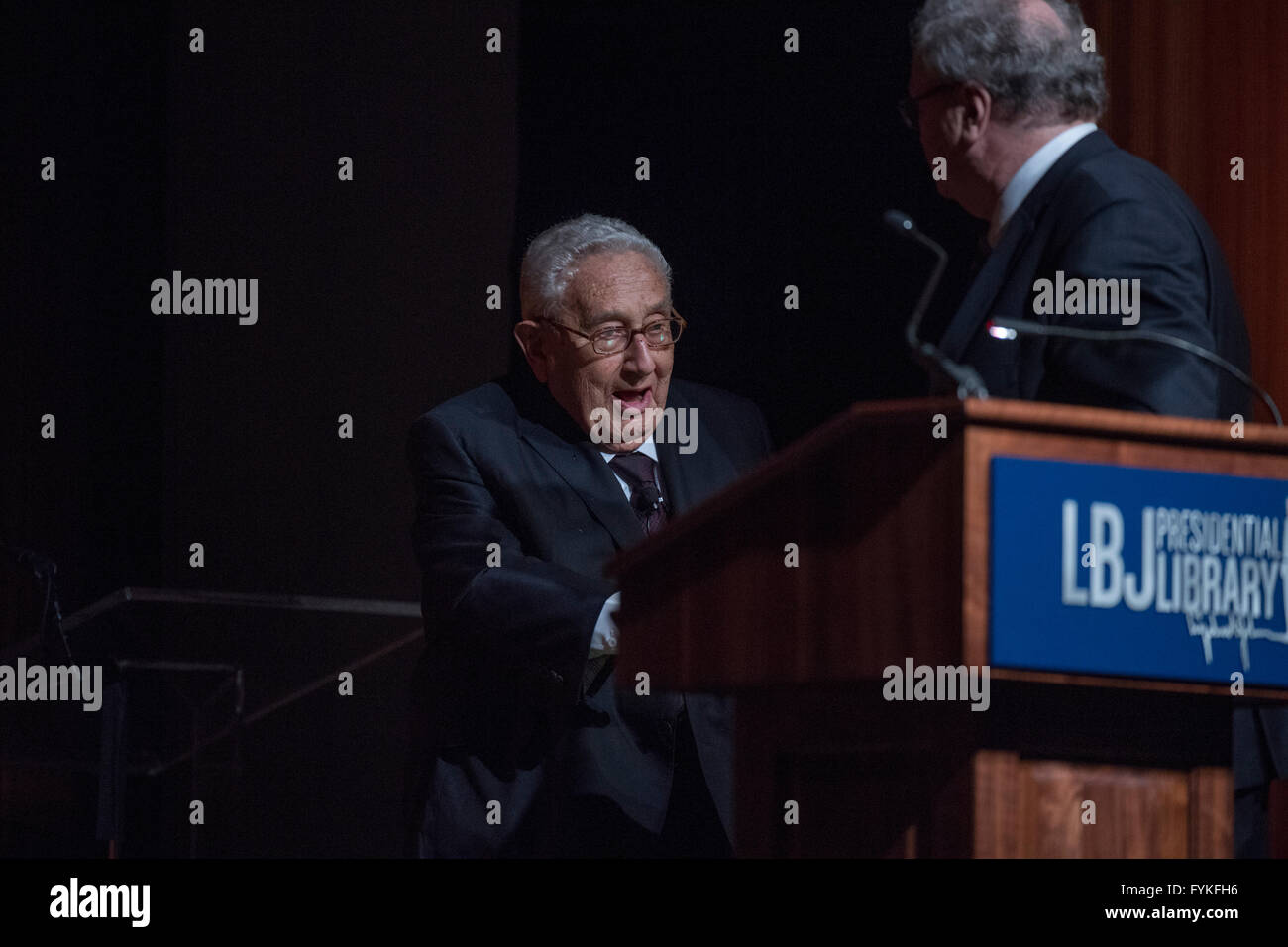 Ex U.S. La sicurezza nazionale consigliere e segretario di Stato Henry Kissinger alla guerra del Vietnam il vertice del LBJ Library. Foto Stock