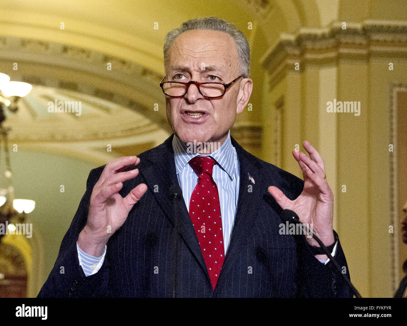 Washington, Distretto di Columbia, Stati Uniti d'America. 26 apr, 2016. Stati Uniti il senatore Chuck Schumer (Democratico di New York) incontra i giornalisti in Campidoglio degli Stati Uniti a seguito della democrazia politica del Senato pranzo a Washington DC, Aprile 19, 2016.Credit: Ron Sachs/CNP © Ron Sachs/CNP/ZUMA filo/Alamy Live News Foto Stock