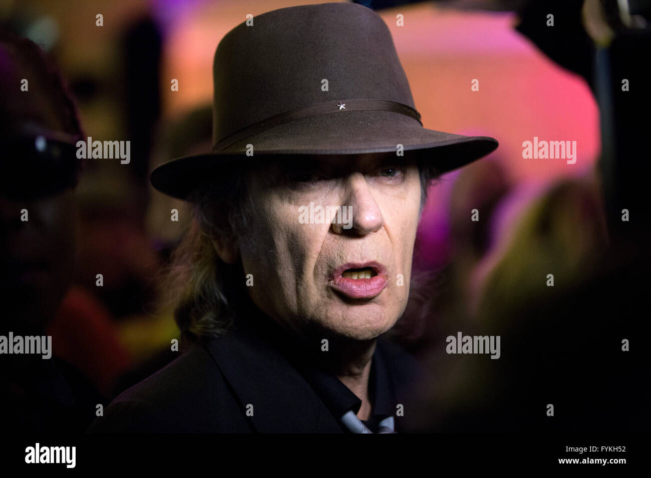 Amburgo, Germania. 26 apr, 2016. Musicista tedesco Udo Lindenberg arriva per un'anteprima di un film documentario sulla sua vita prima del suo settantesimo compleanno, ad Amburgo, Germania, 26 aprile 2016. Foto: CHRISTIAN CHARISIUS/dpa/Alamy Live News Foto Stock