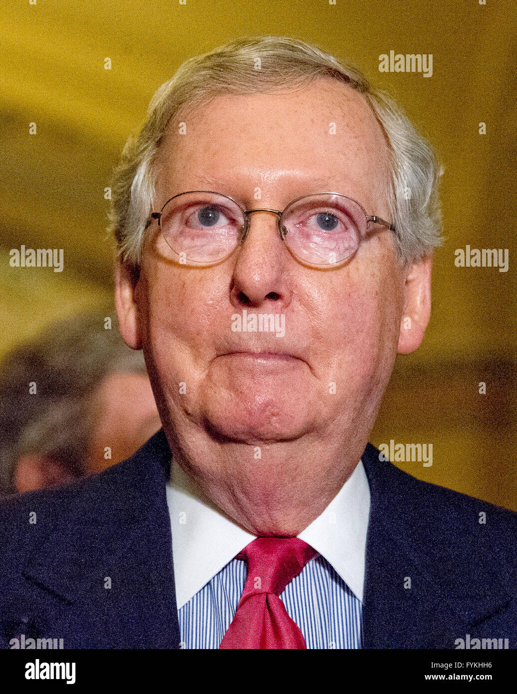 Washington DC, Stati Uniti d'America. Il 26 aprile, 2016. Stati Uniti Il leader della maggioranza del Senato Mitch McConnell (Repubblicano del Kentucky) incontra i giornalisti in Campidoglio US seguendo la politica del Senato pranzi in Campidoglio di Washington, DC, 19 aprile 2016. © dpa picture alliance/Alamy Live News Foto Stock