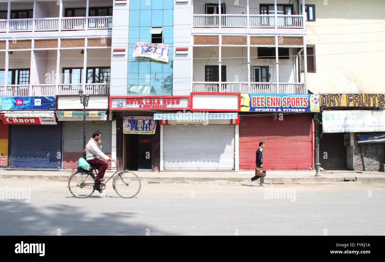 Un uomo che cavalca una bicicletta durante la restrizione dalle forze del governo davanti a contumacia orazione funebre del Fondatore JKLF Amaanullah Khan che muore ieri a Rawalpindi in Pakistan. Foto Stock