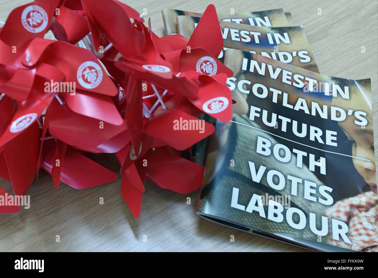 Edimburgo, Scozia, Regno Unito, 27 Aprile, 2016. Scozzese di campagna del lavoro merchandise accanto a copie di parte del manifesto per il Parlamento scozzese di elezioni il manifesto dell'evento di lancio, Credito: Ken Jack / Alamy Live News Foto Stock