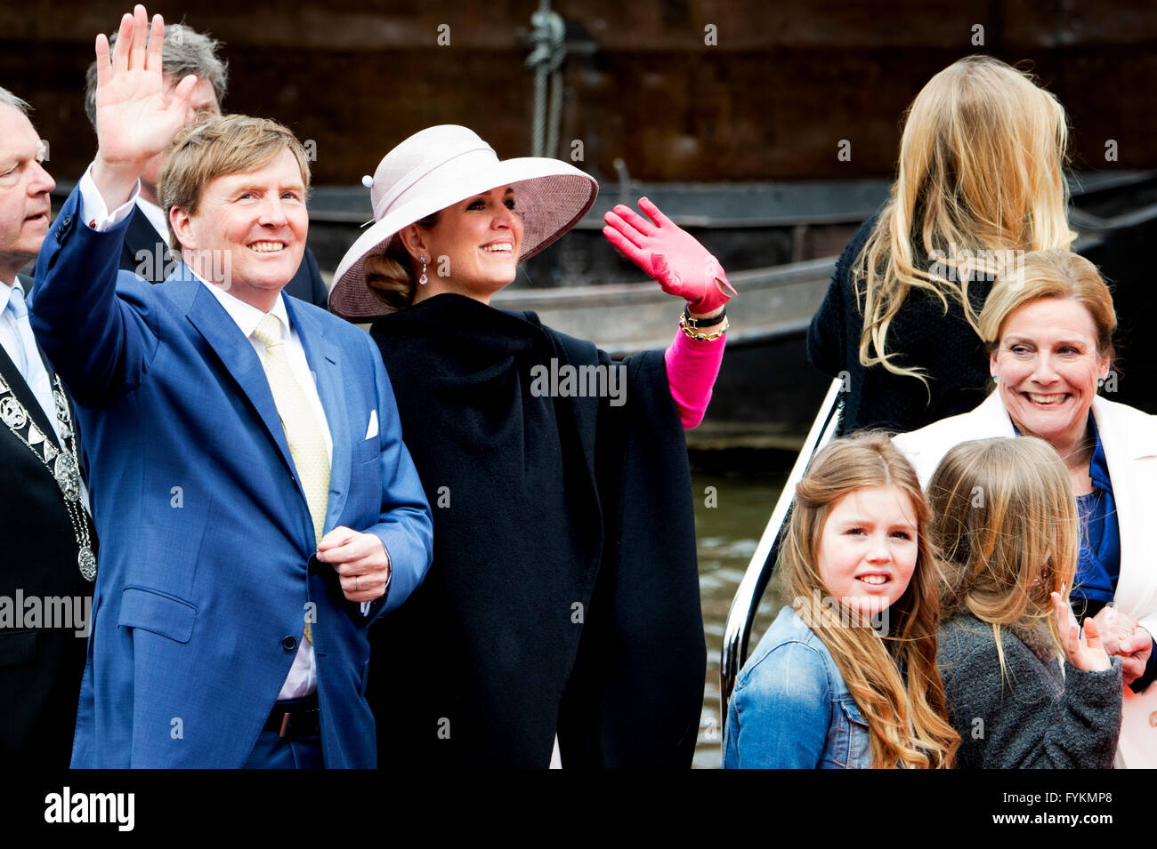 Re Willem-Alexander, Regina Maxima, Principessa Amalia, Principessa Alexia e la principessa Ariane del Paesi Bassi partecipare alla celebrazione Kingsday a Zwolle, Paesi Bassi, 27 aprile 2016. Kingsday è la celebrazione ufficiale del compleanno del Re Willem-Alexander. Foto: Patrick van Katwijk / Paesi Bassi Out point de vue fuori Foto Stock