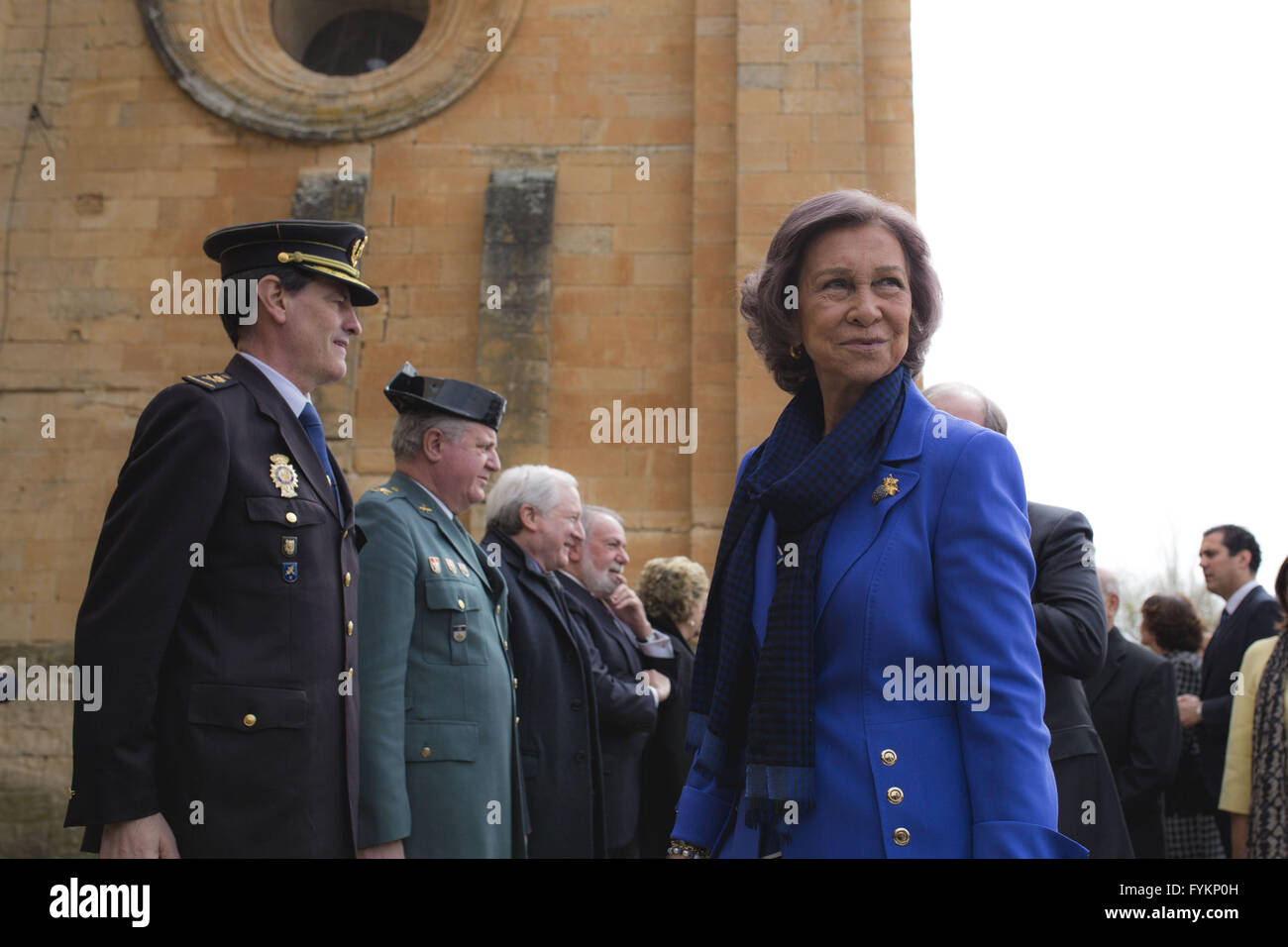 Toro, Zamora, Spagna. 27 apr, 2016. La regina Sofia durante la fase di apertura della mostra, che riunisce 138 importanti pezzi di arte sacra in due posizioni, la Collegiata e la chiesa di San Salvador, in Toro, un piccolo villaggio di Zamora, nel nord-ovest della Spagna. Il tema scelto per la ventunesima edizione del Età dell'uomo affronta l'acqua da antropologico, biblico, ecologico e prospettive sacramentale. © Manuel Balles/ZUMA filo/Alamy Live News Foto Stock