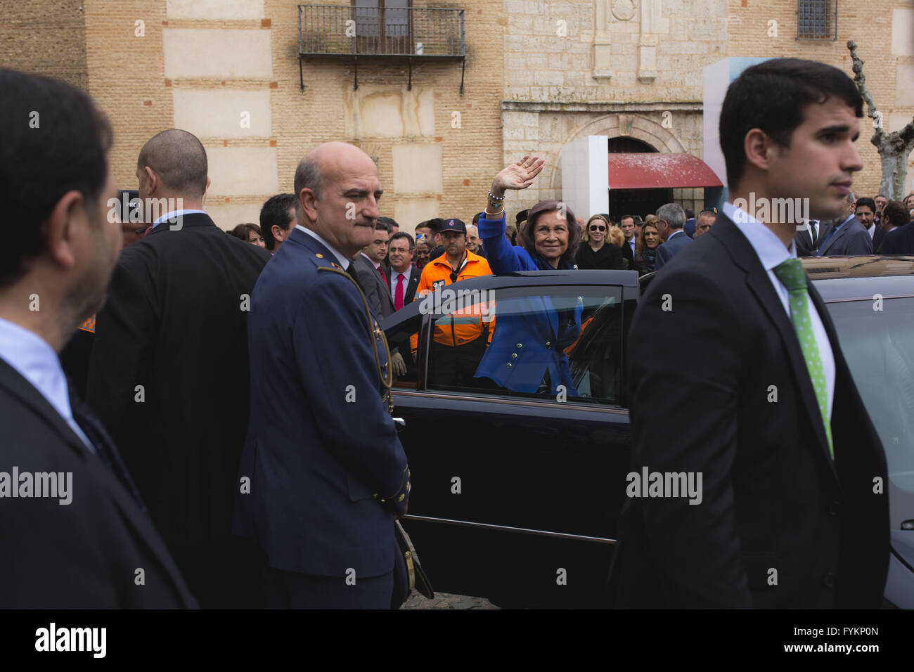 Toro, Zamora, Spagna. 27 apr, 2016. La regina Sofia sventolare dopo l'apertura della mostra, che riunisce 138 importanti pezzi di arte sacra in due posizioni, la Collegiata e la chiesa di San Salvador, in Toro, un piccolo villaggio di Zamora, nel nord-ovest della Spagna. Il tema scelto per la ventunesima edizione del Età dell'uomo affronta l'acqua da antropologico, biblico, ecologico e prospettive sacramentale. © Manuel Balles/ZUMA filo/Alamy Live News Foto Stock