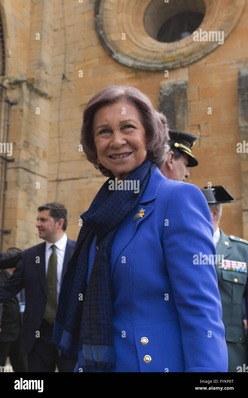 Toro, Zamora, Spagna. 27 apr, 2016. La regina Sofia durante la fase di apertura della mostra, che riunisce 138 importanti pezzi di arte sacra in due posizioni, la Collegiata e la chiesa di San Salvador, in Toro, un piccolo villaggio di Zamora, nel nord-ovest della Spagna. Il tema scelto per la ventunesima edizione del Età dell'uomo affronta l'acqua da antropologico, biblico, ecologico e prospettive sacramentale. © Manuel Balles/ZUMA filo/Alamy Live News Foto Stock