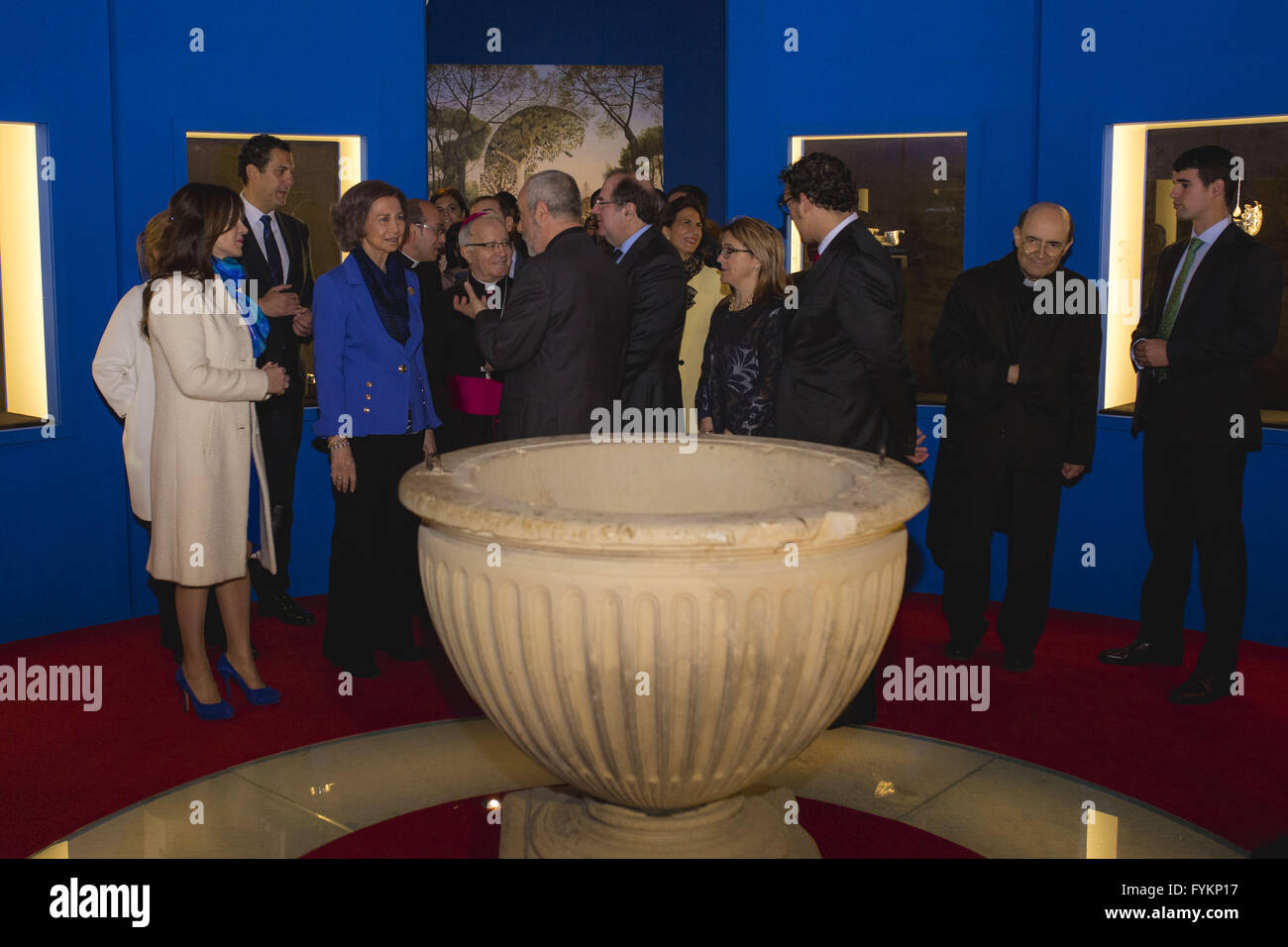 Toro, Zamora, Spagna. 27 apr, 2016. La regina Sofia durante la fase di apertura della mostra, che riunisce 138 importanti pezzi di arte sacra in due posizioni, la Collegiata e la chiesa di San Salvador, in Toro, un piccolo villaggio di Zamora, nel nord-ovest della Spagna. Il tema scelto per la ventunesima edizione del Età dell'uomo affronta l'acqua da antropologico, biblico, ecologico e prospettive sacramentale. © Manuel Balles/ZUMA filo/Alamy Live News Foto Stock