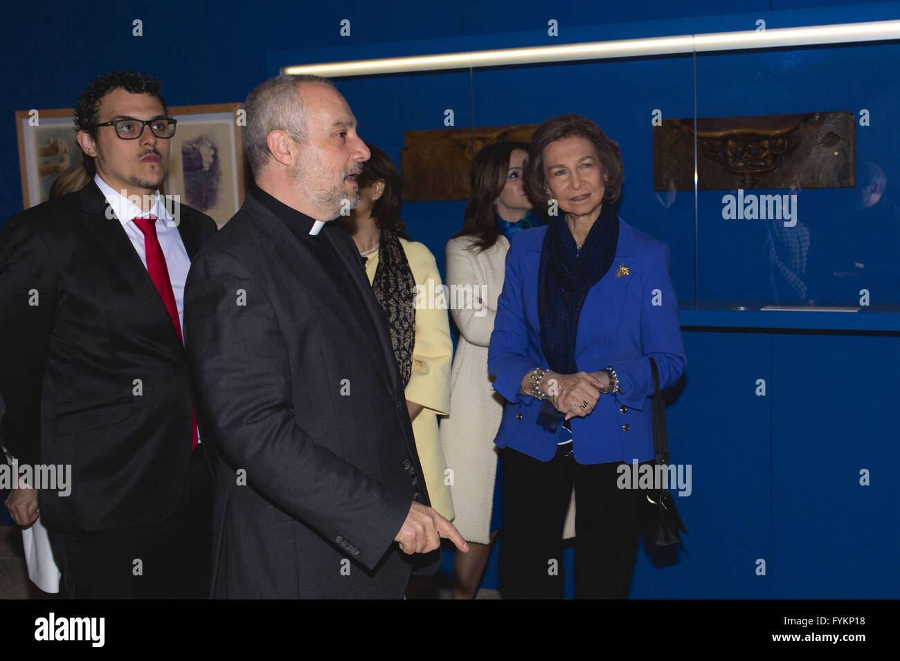Toro, Zamora, Spagna. 27 apr, 2016. La regina Sofia durante la fase di apertura della mostra, che riunisce 138 importanti pezzi di arte sacra in due posizioni, la Collegiata e la chiesa di San Salvador, in Toro, un piccolo villaggio di Zamora, nel nord-ovest della Spagna. Il tema scelto per la ventunesima edizione del Età dell'uomo affronta l'acqua da antropologico, biblico, ecologico e prospettive sacramentale. © Manuel Balles/ZUMA filo/Alamy Live News Foto Stock