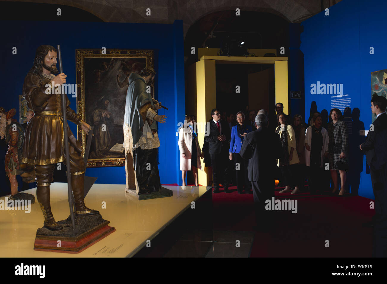 Toro, Zamora, Spagna. 27 apr, 2016. La regina Sofia durante la fase di apertura della mostra, che riunisce 138 importanti pezzi di arte sacra in due posizioni, la Collegiata e la chiesa di San Salvador, in Toro, un piccolo villaggio di Zamora, nel nord-ovest della Spagna. Il tema scelto per la ventunesima edizione del Età dell'uomo affronta l'acqua da antropologico, biblico, ecologico e prospettive sacramentale. © Manuel Balles/ZUMA filo/Alamy Live News Foto Stock