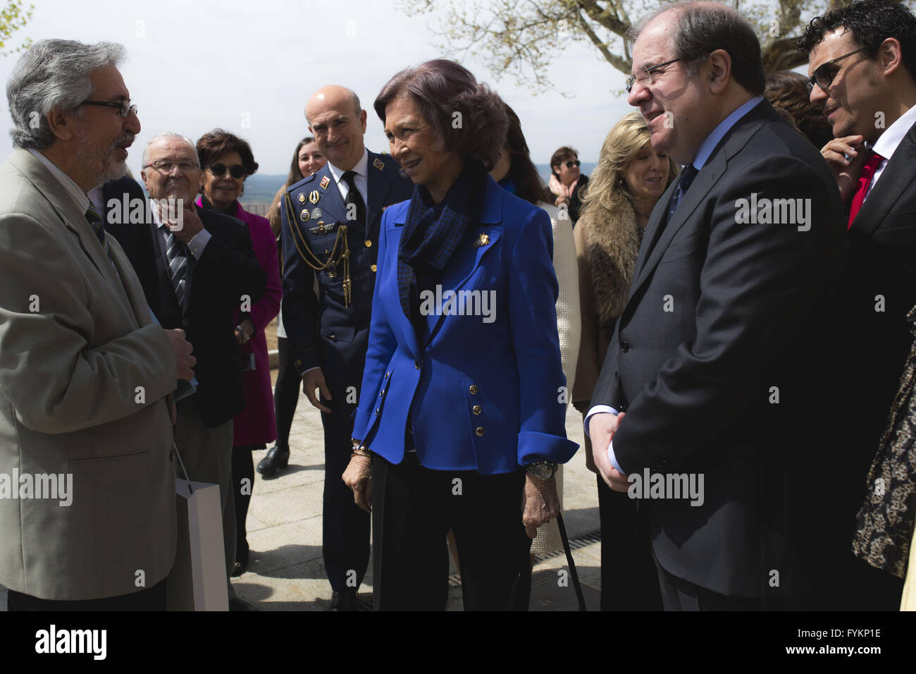 Toro, Zamora, Spagna. 27 apr, 2016. La regina Sofia durante la fase di apertura della mostra, che riunisce 138 importanti pezzi di arte sacra in due posizioni, la Collegiata e la chiesa di San Salvador, in Toro, un piccolo villaggio di Zamora, nel nord-ovest della Spagna. Il tema scelto per la ventunesima edizione del Età dell'uomo affronta l'acqua da antropologico, biblico, ecologico e prospettive sacramentale. © Manuel Balles/ZUMA filo/Alamy Live News Foto Stock