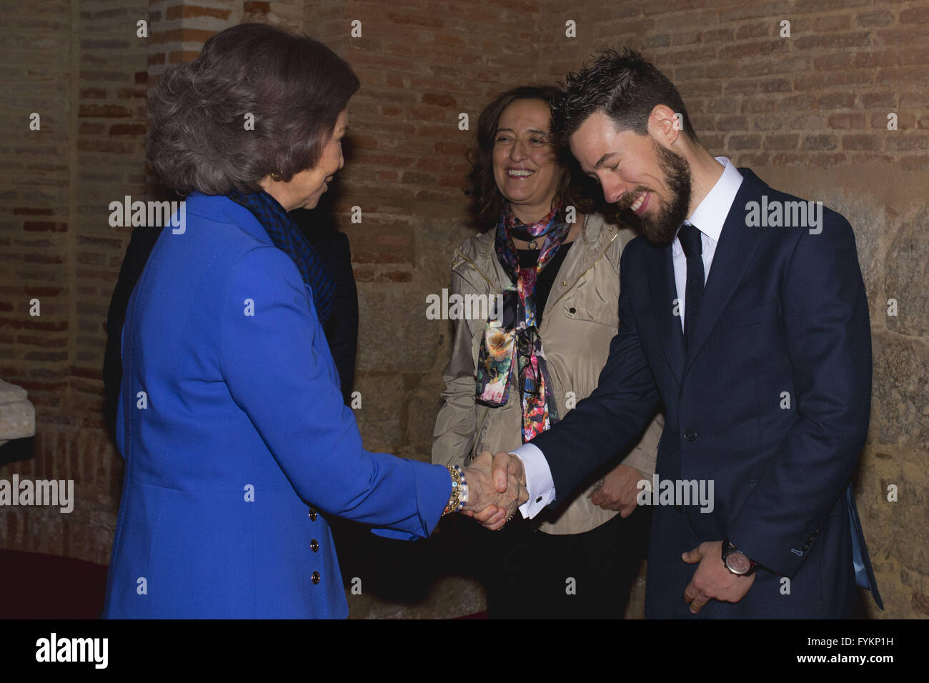 Toro, Zamora, Spagna. 27 apr, 2016. La regina Sofia durante la fase di apertura della mostra, che riunisce 138 importanti pezzi di arte sacra in due posizioni, la Collegiata e la chiesa di San Salvador, in Toro, un piccolo villaggio di Zamora, nel nord-ovest della Spagna. Il tema scelto per la ventunesima edizione del Età dell'uomo affronta l'acqua da antropologico, biblico, ecologico e prospettive sacramentale. © Manuel Balles/ZUMA filo/Alamy Live News Foto Stock