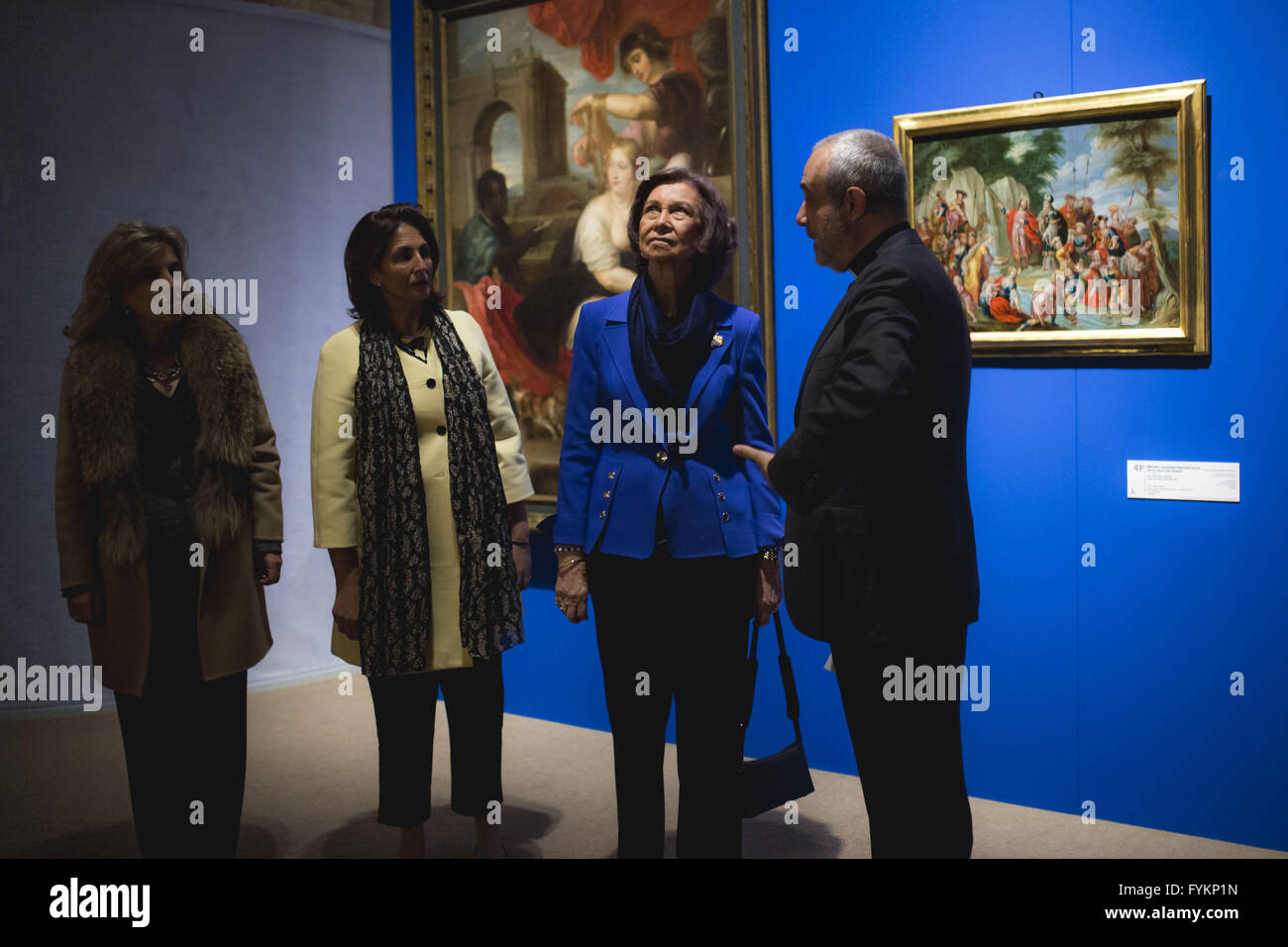 Toro, Zamora, Spagna. 27 apr, 2016. La regina Sofia durante la fase di apertura della mostra, che riunisce 138 importanti pezzi di arte sacra in due posizioni, la Collegiata e la chiesa di San Salvador, in Toro, un piccolo villaggio di Zamora, nel nord-ovest della Spagna. Il tema scelto per la ventunesima edizione del Età dell'uomo affronta l'acqua da antropologico, biblico, ecologico e prospettive sacramentale. © Manuel Balles/ZUMA filo/Alamy Live News Foto Stock