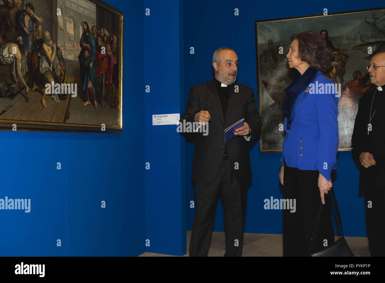 Toro, Zamora, Spagna. 27 apr, 2016. La regina Sofia durante la fase di apertura della mostra, che riunisce 138 importanti pezzi di arte sacra in due posizioni, la Collegiata e la chiesa di San Salvador, in Toro, un piccolo villaggio di Zamora, nel nord-ovest della Spagna. Il tema scelto per la ventunesima edizione del Età dell'uomo affronta l'acqua da antropologico, biblico, ecologico e prospettive sacramentale. © Manuel Balles/ZUMA filo/Alamy Live News Foto Stock