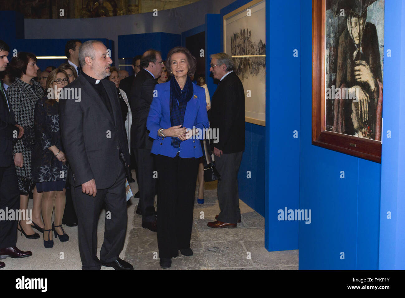 Toro, Zamora, Spagna. 27 apr, 2016. La regina Sofia durante la fase di apertura della mostra, che riunisce 138 importanti pezzi di arte sacra in due posizioni, la Collegiata e la chiesa di San Salvador, in Toro, un piccolo villaggio di Zamora, nel nord-ovest della Spagna. Il tema scelto per la ventunesima edizione del Età dell'uomo affronta l'acqua da antropologico, biblico, ecologico e prospettive sacramentale. © Manuel Balles/ZUMA filo/Alamy Live News Foto Stock