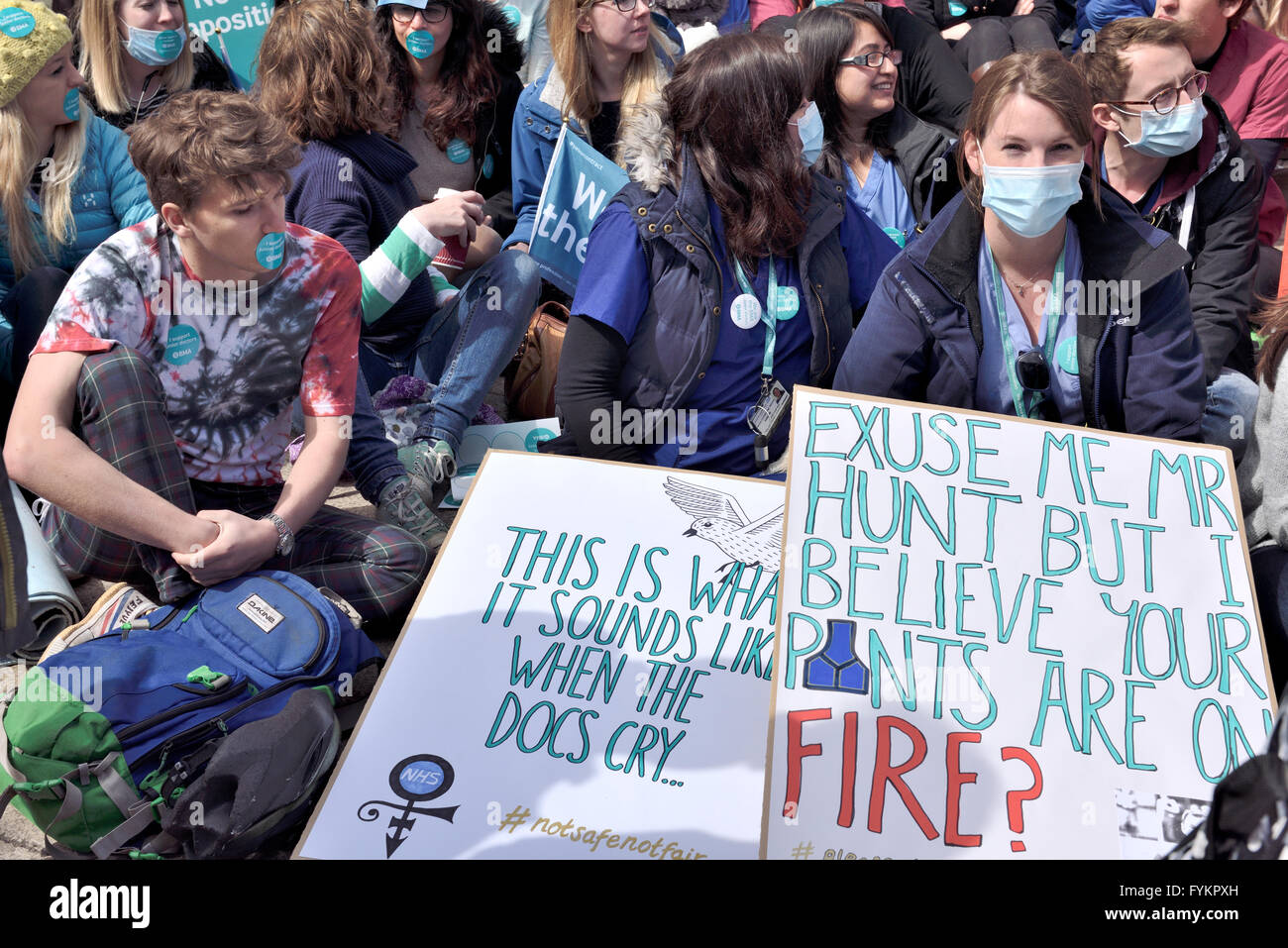 Bristol, Regno Unito. 27 apr, 2016. Bristol junior medici seduto in segno di protesta di fronte al Bristol Royal Infirmary contro l'istituzione di nuovi termini del contratto impostato da Jeremy Hunt. Oltre 250 medici in formazione dimostrando contro le condizioni che ritengono possano mettere i pazienti a rischio a causa di possibili lunghe ore sul dovere di cambio. Credit: Charles Stirling/Alamy Live News Foto Stock