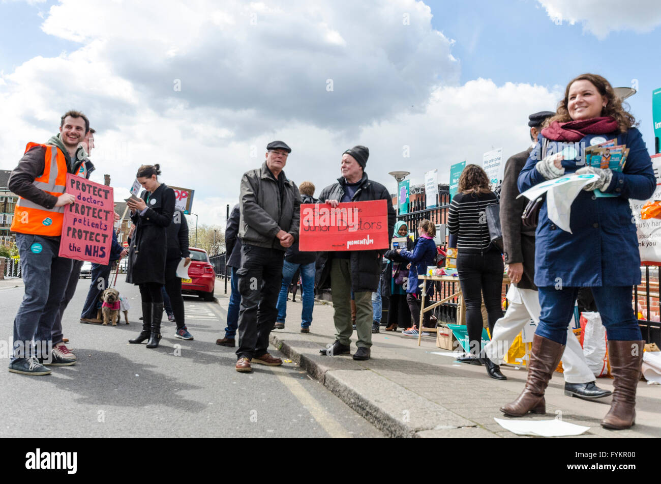 Tooting, Londra, Regno Unito. 27 apr, 2016. I medici lo stadio a pieno 48 ore di sciopero per protestare contro il progetto di Governo di contratti su 26 Maggio al 27th. Nella foto: medici presso il St George's Hospital, Tooting, Londra Credito: © Michael Gibson/Alamy Live News Foto Stock