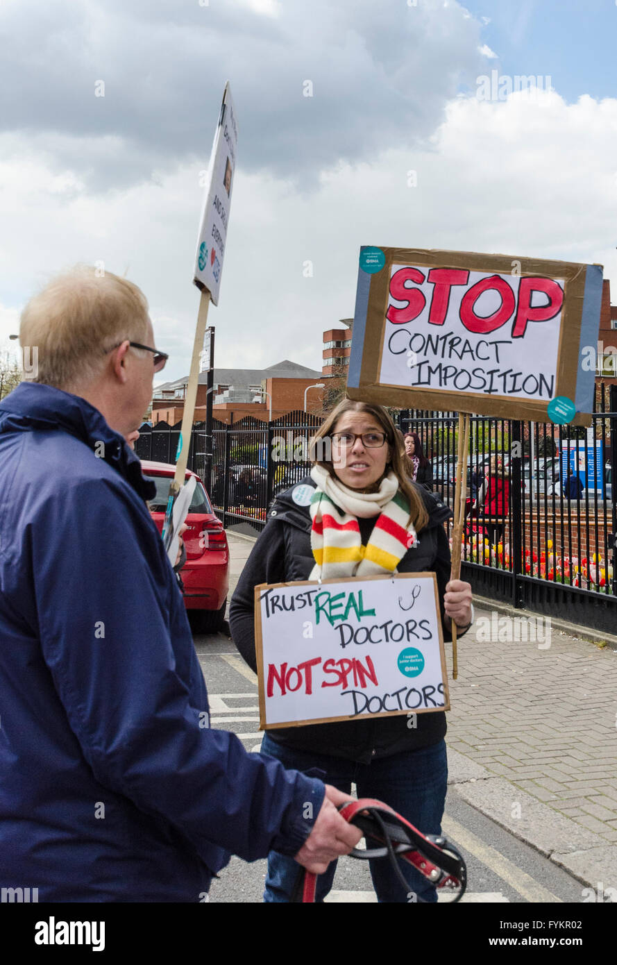 Tooting, Londra, Regno Unito. 27 apr, 2016. I medici lo stadio a pieno 48 ore di sciopero per protestare contro il progetto di Governo di contratti su 26 Maggio al 27th. Nella foto: medici presso il St George's Hospital, Tooting, Londra Credito: © Michael Gibson/Alamy Live News Foto Stock