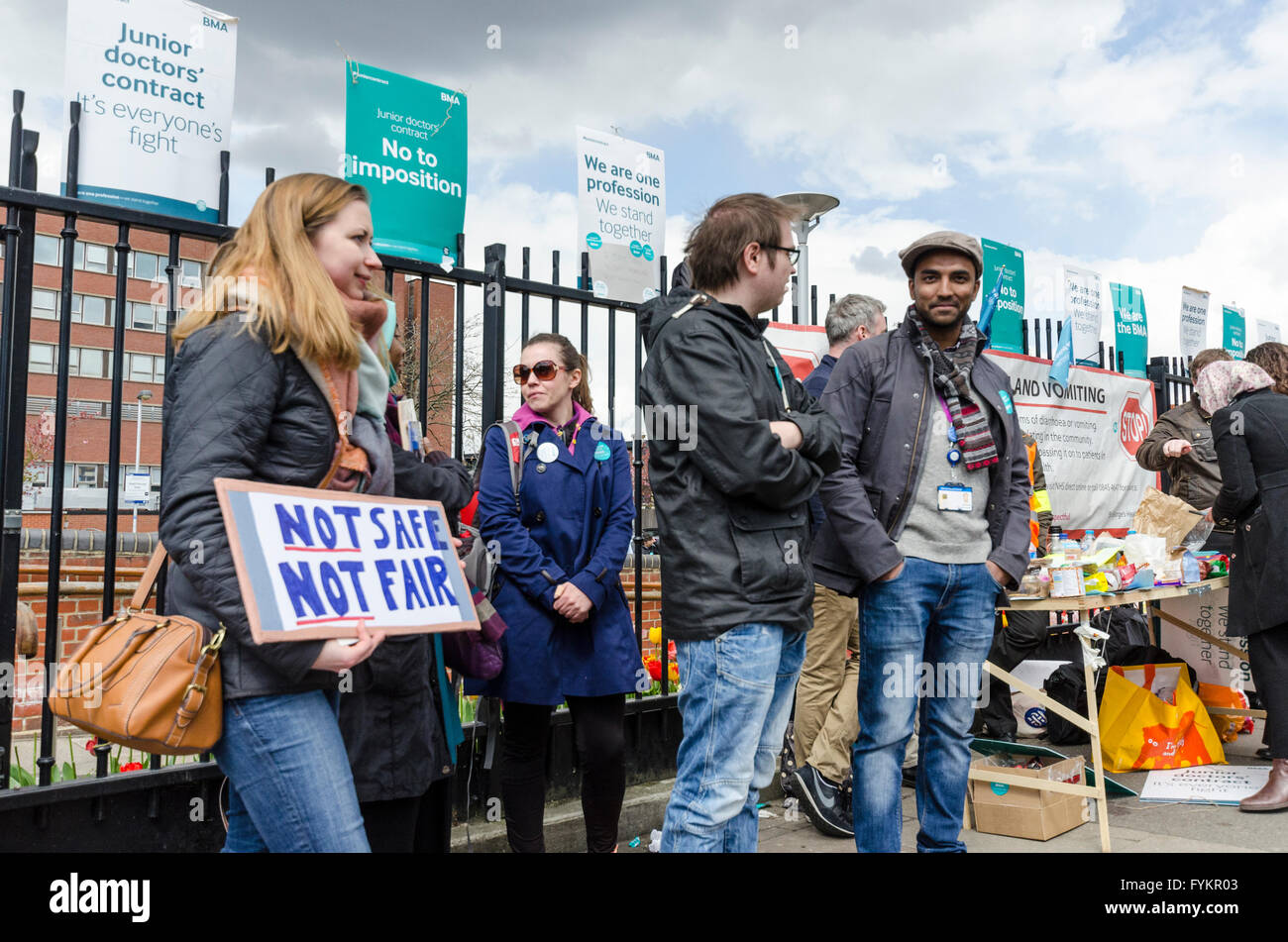 Tooting, Londra, Regno Unito. 27 apr, 2016. I medici lo stadio a pieno 48 ore di sciopero per protestare contro il progetto di Governo di contratti su 26 Maggio al 27th. Nella foto: medici presso il St George's Hospital, Tooting, Londra Credito: © Michael Gibson/Alamy Live News Foto Stock