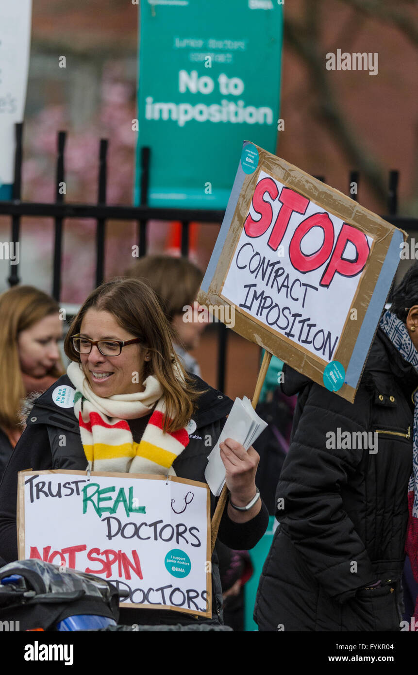 Tooting, Londra, Regno Unito. 27 apr, 2016. I medici lo stadio a pieno 48 ore di sciopero per protestare contro il progetto di Governo di contratti su 26 Maggio al 27th. Nella foto: medici presso il St George's Hospital, Tooting, Londra Credito: © Michael Gibson/Alamy Live News Foto Stock