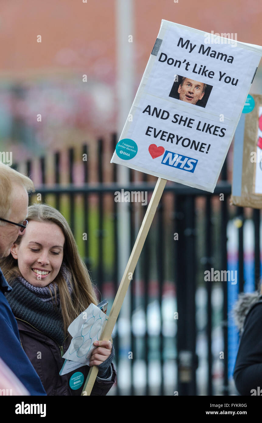 Tooting, Londra, Regno Unito. 27 apr, 2016. I medici lo stadio a pieno 48 ore di sciopero per protestare contro il progetto di Governo di contratti su 26 Maggio al 27th. Nella foto: medici presso il St George's Hospital, Tooting, Londra Credito: © Michael Gibson/Alamy Live News Foto Stock