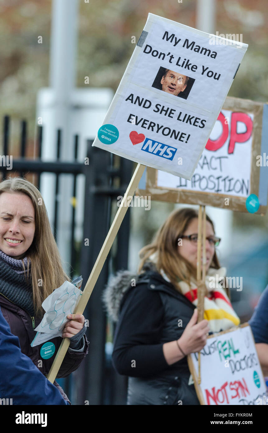 Tooting, Londra, Regno Unito. 27 apr, 2016. I medici lo stadio a pieno 48 ore di sciopero per protestare contro il progetto di Governo di contratti su 26 Maggio al 27th. Nella foto: medici presso il St George's Hospital, Tooting, Londra Credito: © Michael Gibson/Alamy Live News Foto Stock