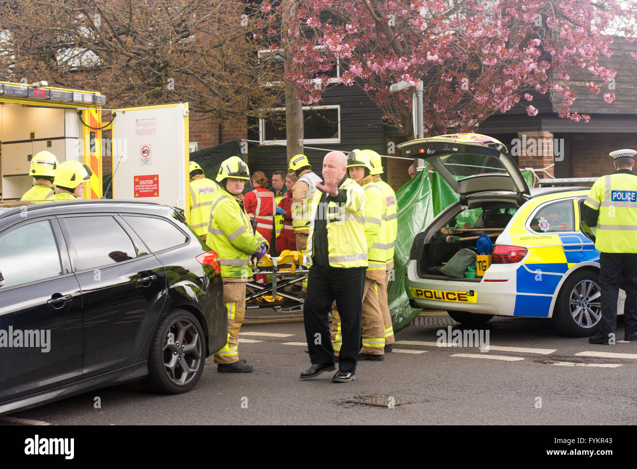 Brentwood, Essex, 27 aprile 2016, Essex la polizia e gli altri servizi di emergenza frequentare un errore fatale nel traffico stradale incidente in Brentwood, Essex Credit: Ian Davidson/Alamy Live News Foto Stock