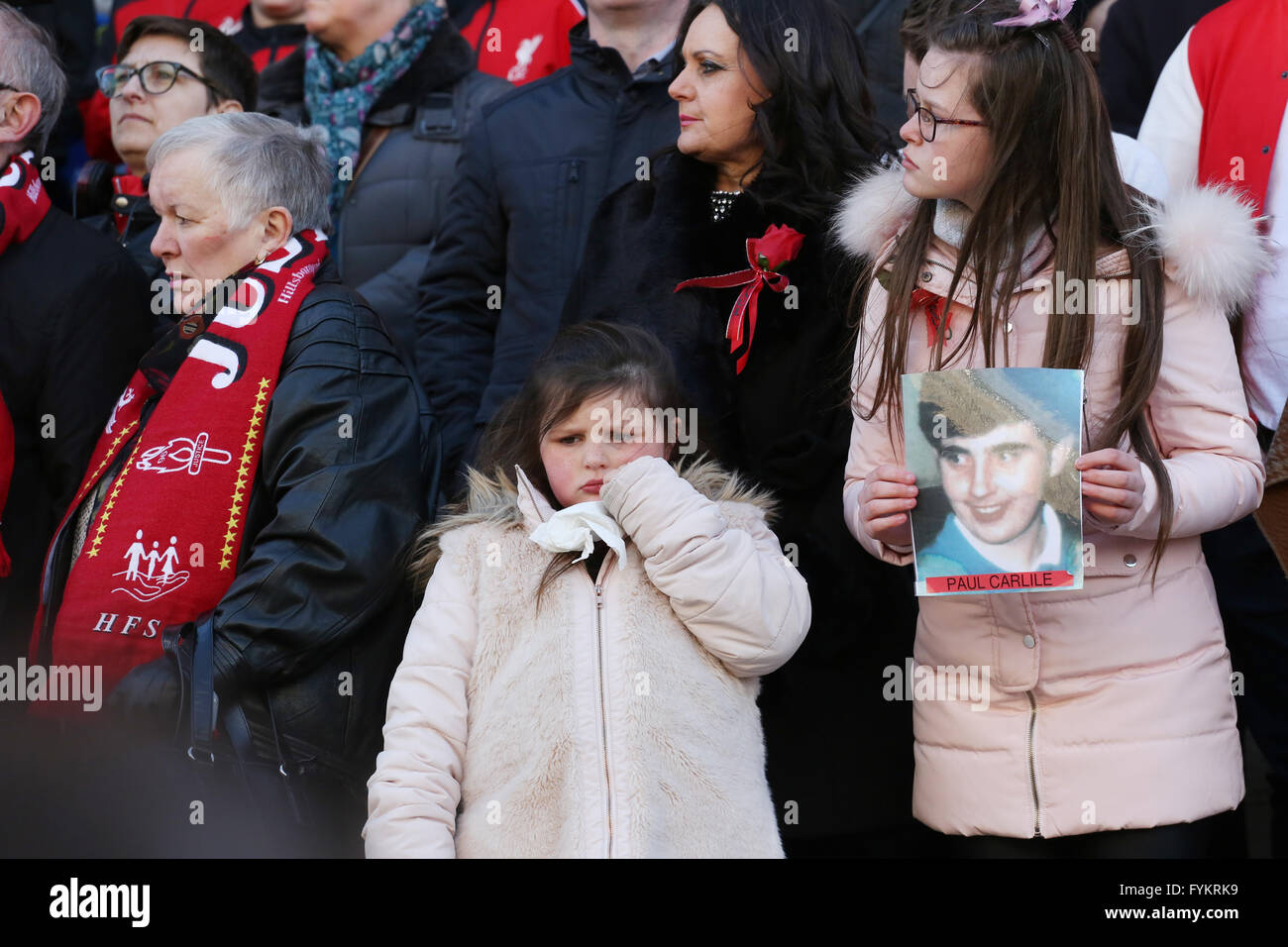 Liverpool, Regno Unito. 27 apr, 2016. Una famiglia giovane con una fotografia di Paul Carlile, uno dei Hillsborough 96 in corrispondenza di un memoriale di servizio in Liverpool, Regno Unito, 27 aprile 2016 Credit: Barbara Cook/Alamy Live News Foto Stock