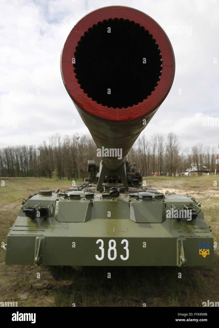 Divichky, Ucraina. Xxvii Aprile, 2016. Aprile 27, 2016 - Semoventi pistola in calibro 203 millimetri '' pioni'' (peonia) presso il poligono di tiro nei pressi del villaggio Divichky non lontano da Kiev, il 27 aprile 2016. Il presidente dell'Ucraina Petro Poroshenko ha preso parte nel trasferimento del processo di ammodernamento e di nuove attrezzature militari alle truppe. Credito: Anatolii Stepanov/ZUMA filo/Alamy Live News Foto Stock
