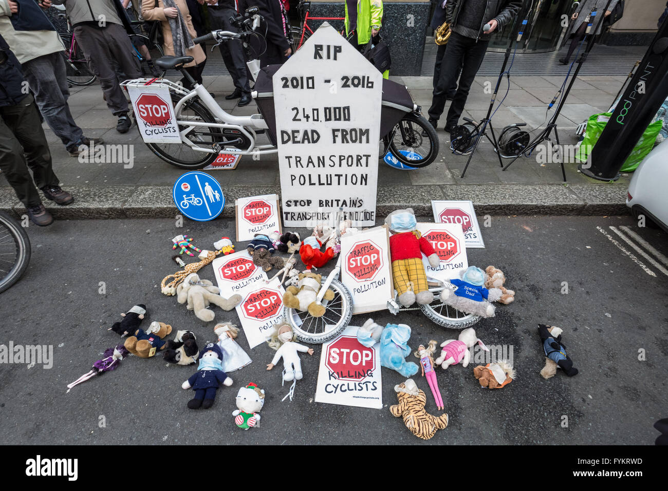 Londra, Regno Unito. Xxvii Aprile, 2016. Trasporto Die-In inquinamento protesta al di fuori del dipartimento per i trasporti Credito: Guy Corbishley/Alamy Live News Foto Stock