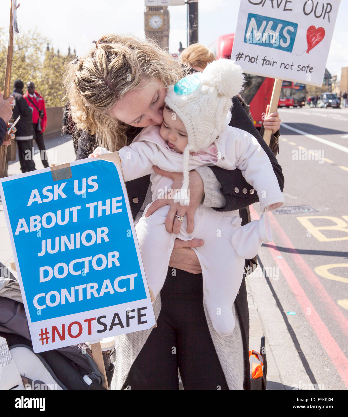 Londra, Regno Unito. 27 apr, 2016. Il secondo giorno di sciopero dei medici in formazione. I medici in formazione risolvere è forte il secondo giorno di sciopero sulle condizioni di lavoro. Credito: Jane Campbell/Alamy Live News Foto Stock